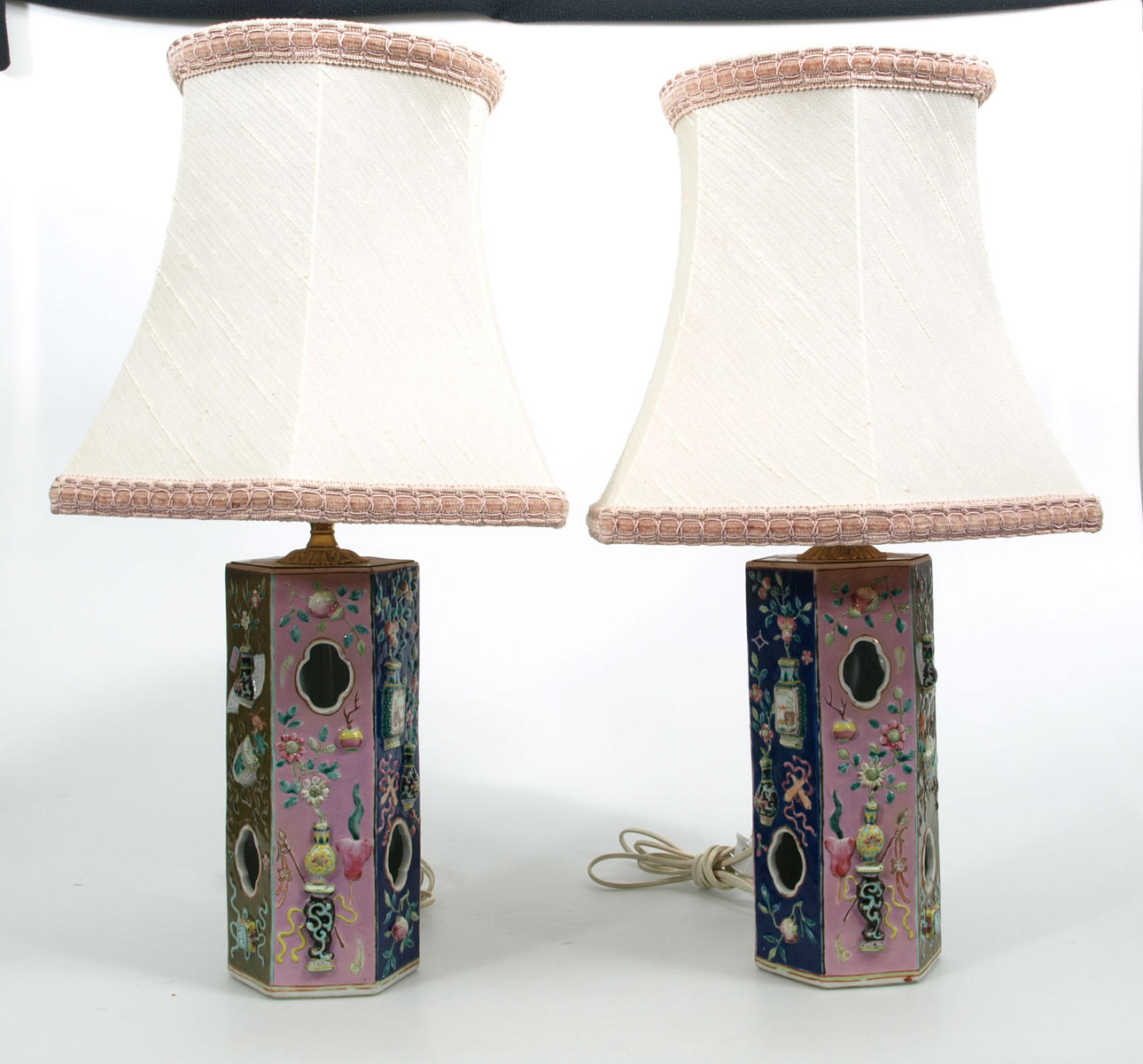 BORDSLAMPOR, porslin, 2 stycken, Kina, 1800-1900-tal.