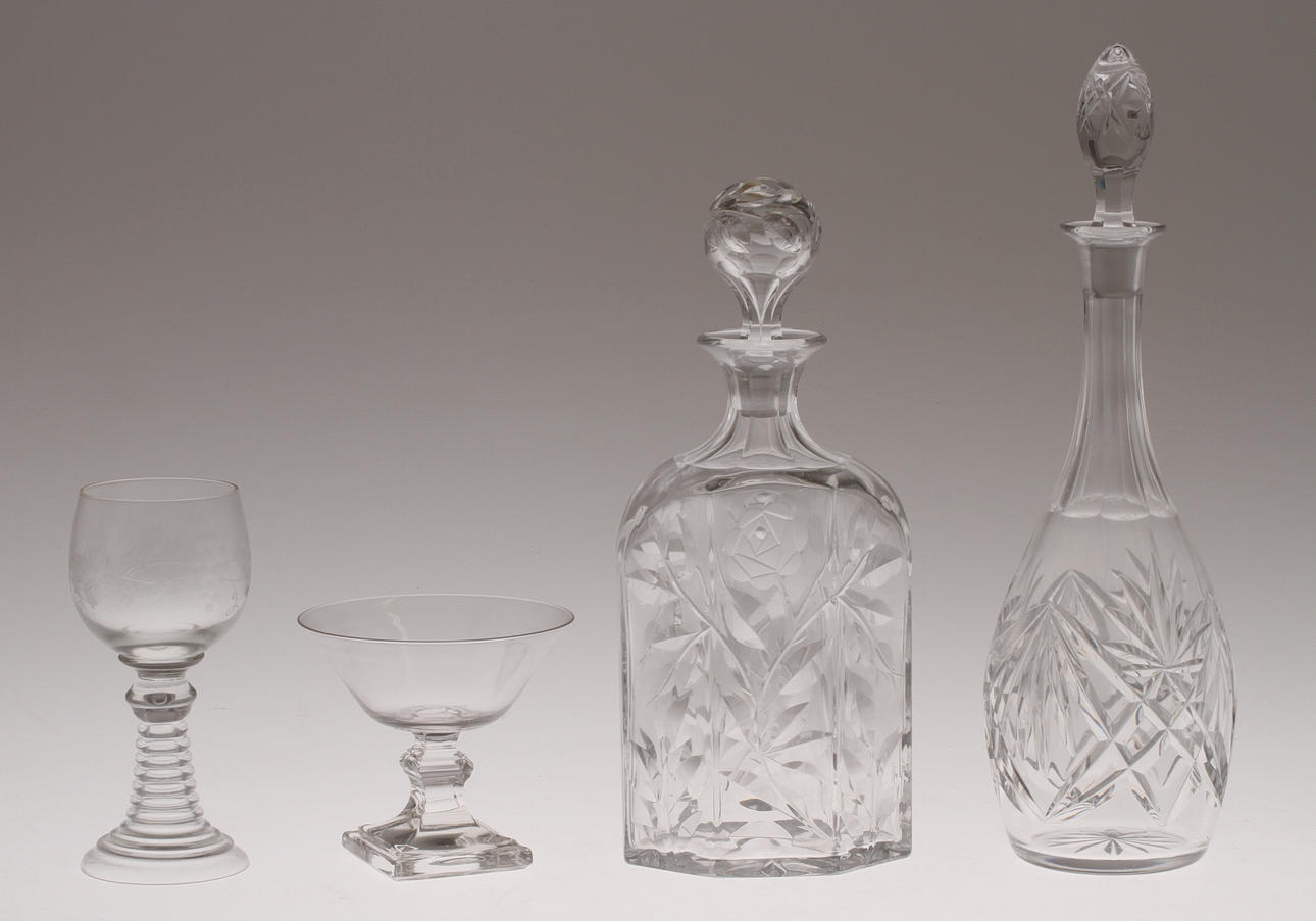 PARTI GLAS, 15 delar, remmare, cocktailglas samt karaffer, 1900-tal.