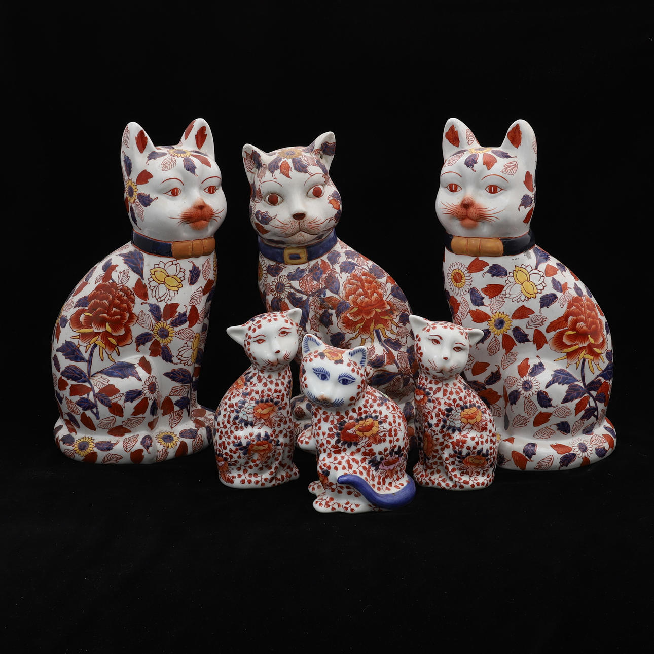 ET PAR MODERNE ORIENTALSK IMARI STIL FIGURER AF KATTE.