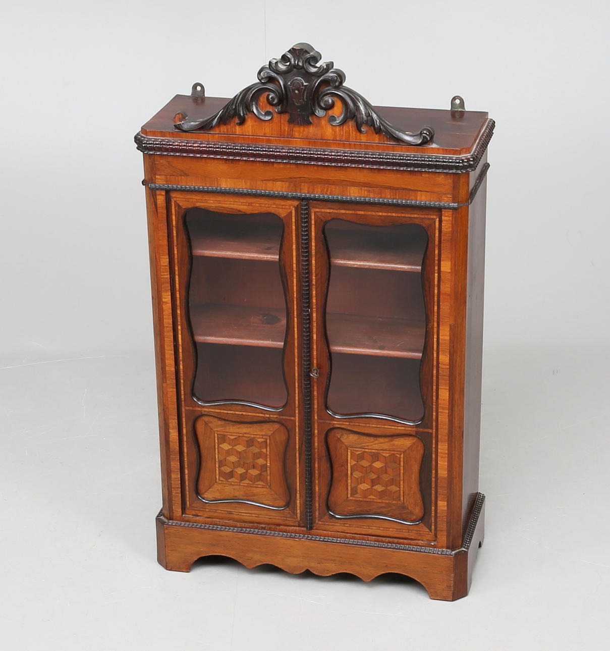 VÄGGSKÅP, "Vitrinmodell", 1900-tal.