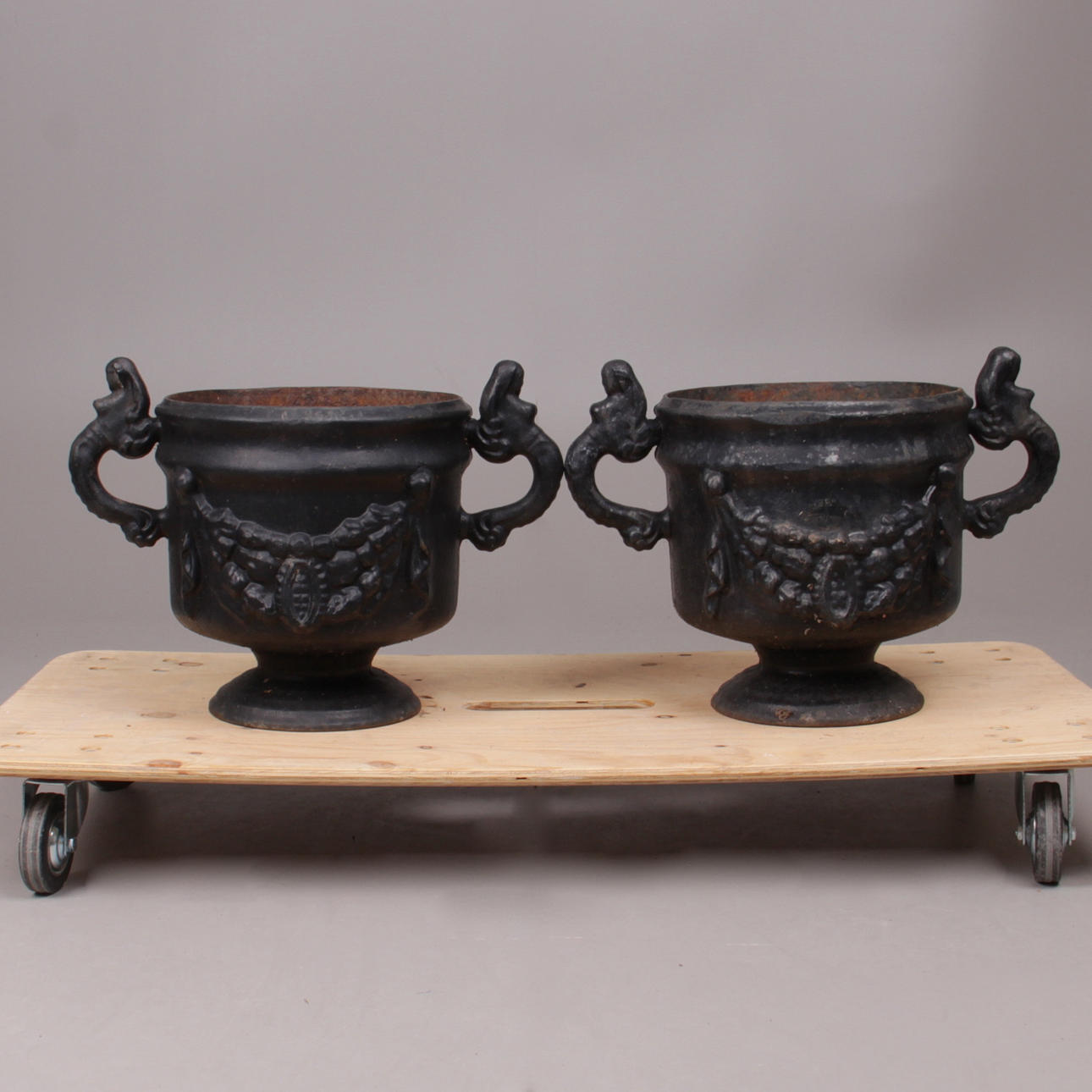 URNOR, ett par, gjutjärn, Stavsjö, 1800/1900-tal.