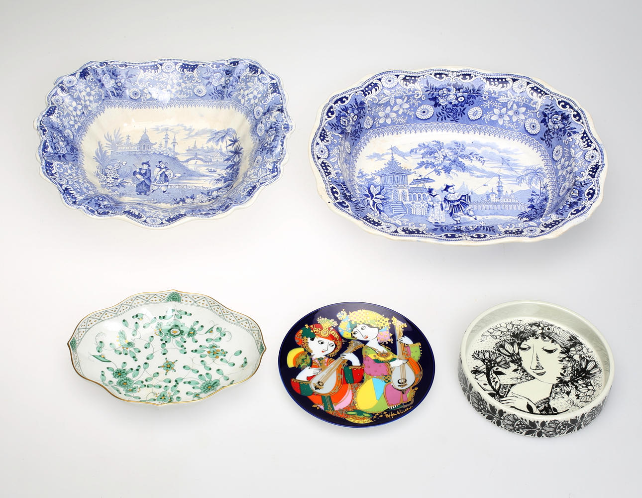 KAROTTER och FAT, 5 stycken, porslin och keramik, 1900-tal.