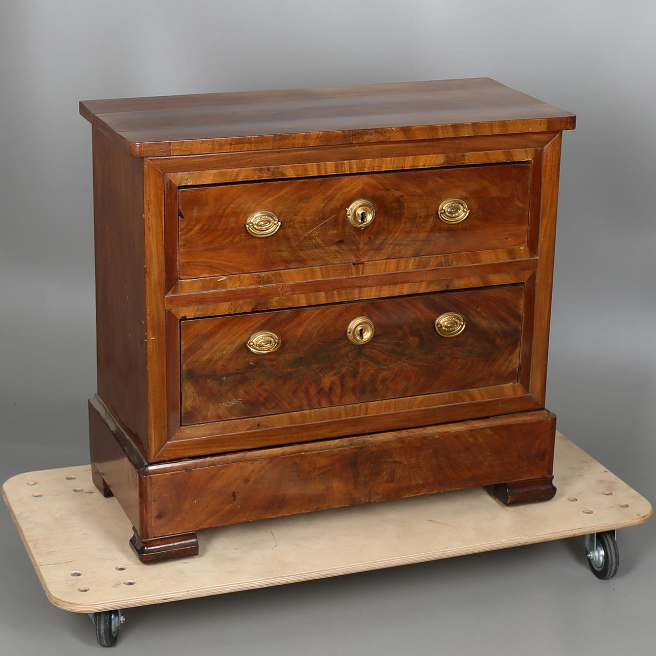 BYRÅ med tre lådor, 1800-talets slut.