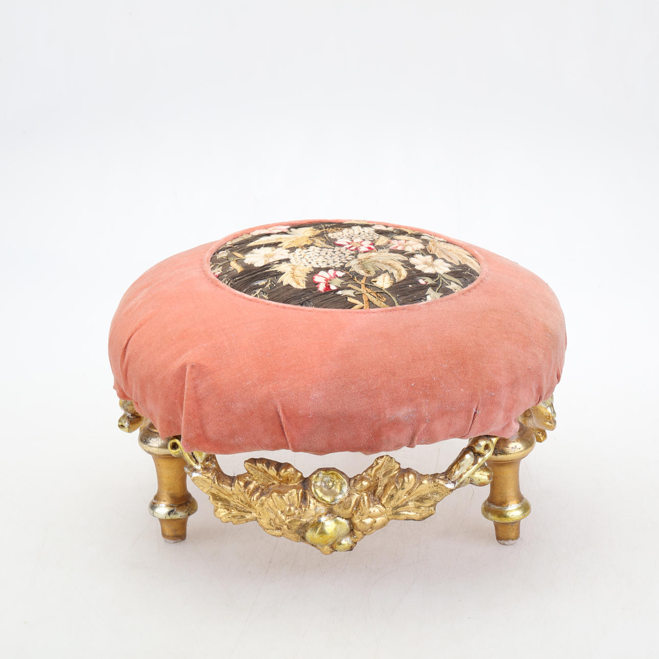 FOTPALL,förgylld med broderi, Helsingborg.