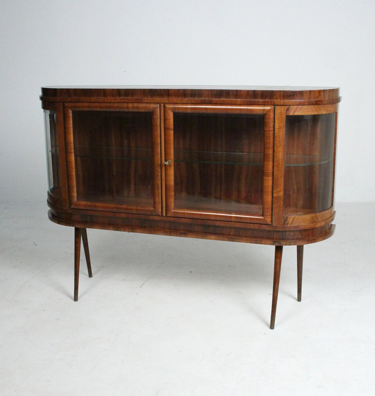 Pieni senkki / vitriini 1950-luku.