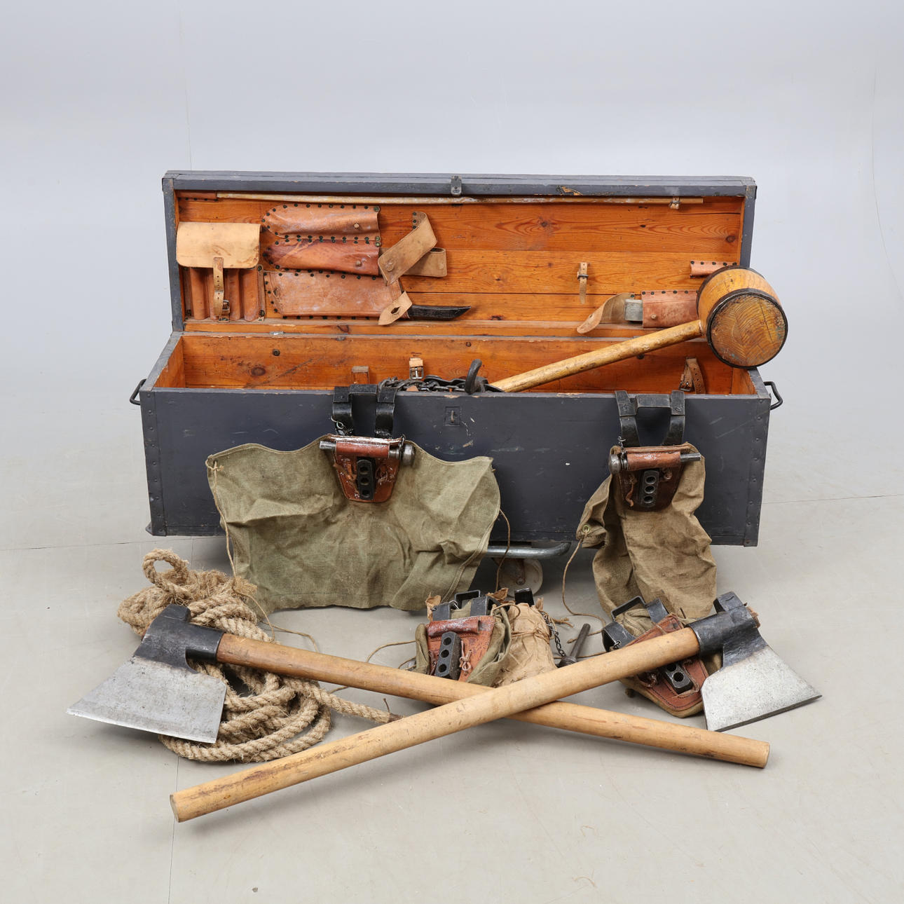 MILITÄRISCHE SCHLACHTHOFAUSRÜSTUNG.