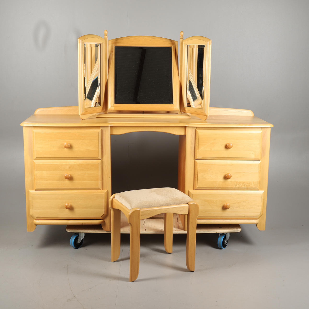 A MODERN BIRCH DRESSING TABLE, MIRROR, AND STOOL.