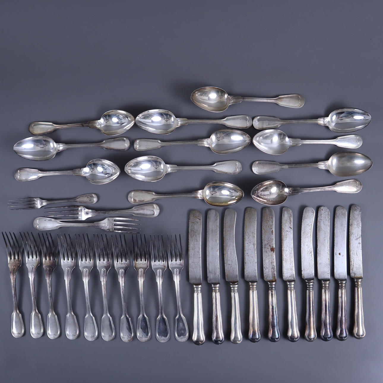 - CHRISTOFLE-MENÜBESTECK "Augsburger Faden" - Frankreich.