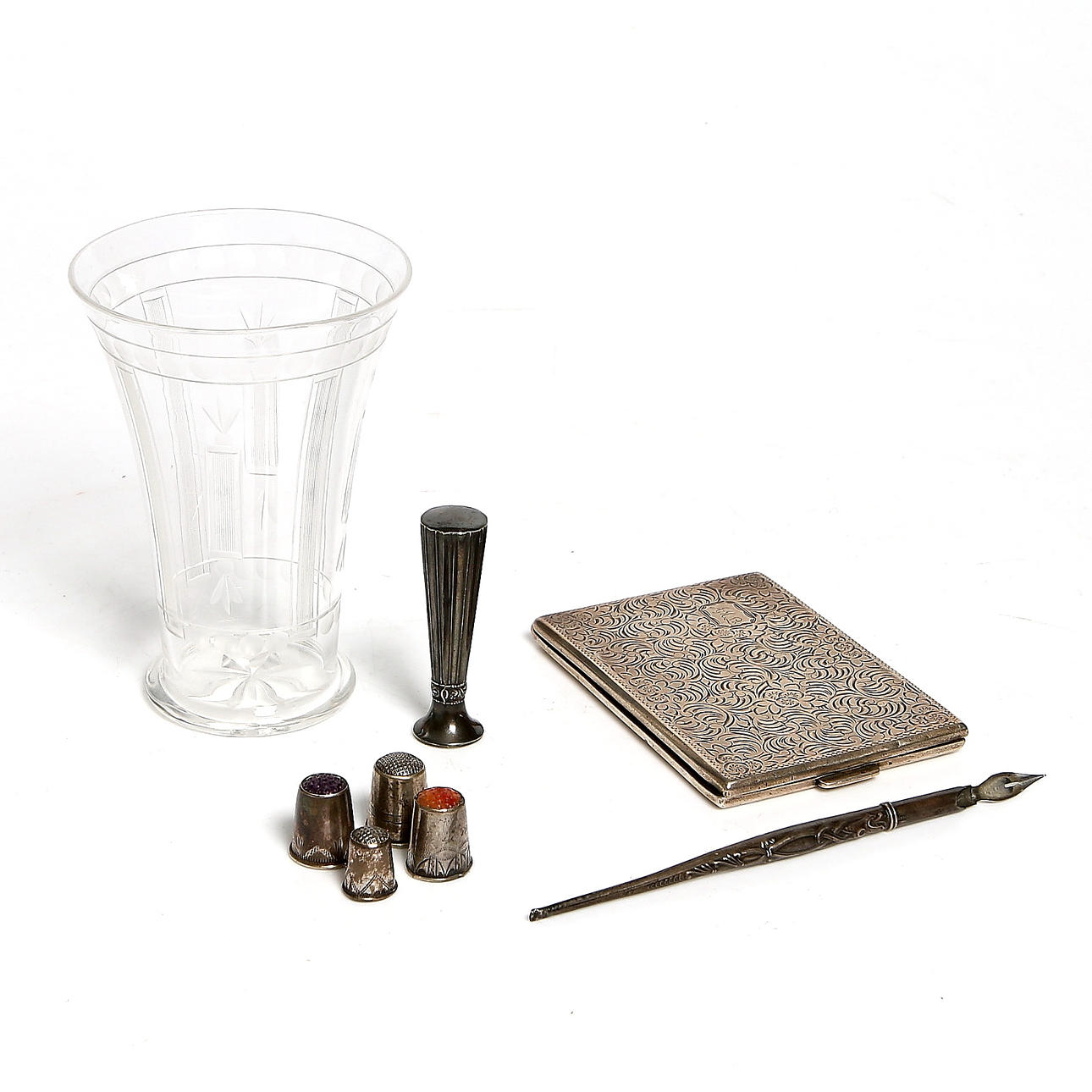 PARTI SILVERFÖREMÅL samt POKAL, silver samt glas. 1800/1900-tal. Nettovikt 166 gram.