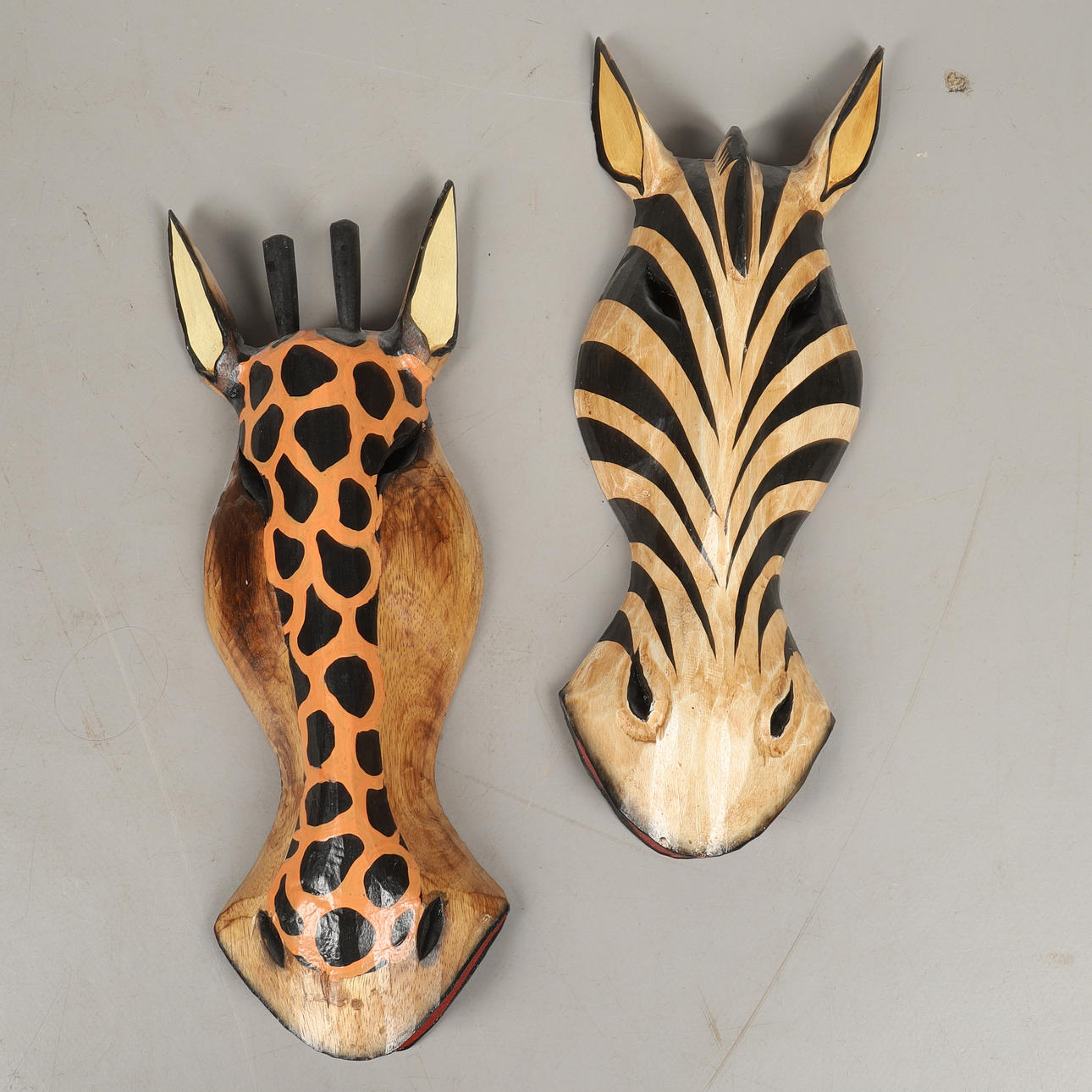 ET PAR AFRIKAANSKE DYREMASKER I TRÆ.