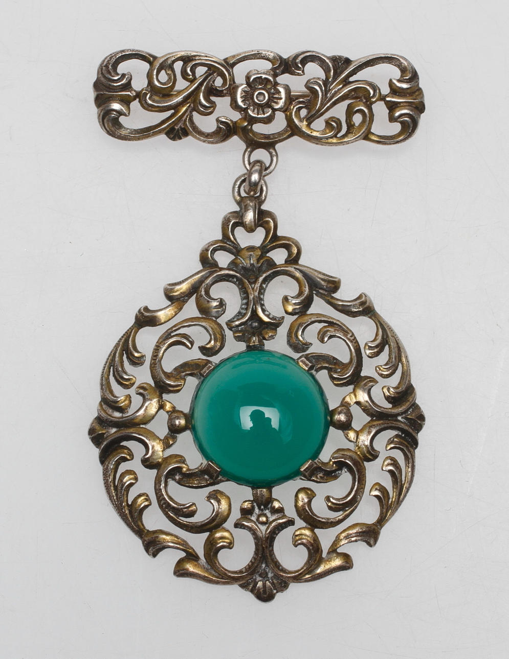 BROSCH, silver med grön sten, 1900-talets andra hälft.