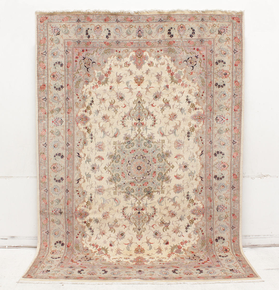 MATTA, Orientalisk, Täbriz med silkesinslag, 295 x 196 cm.