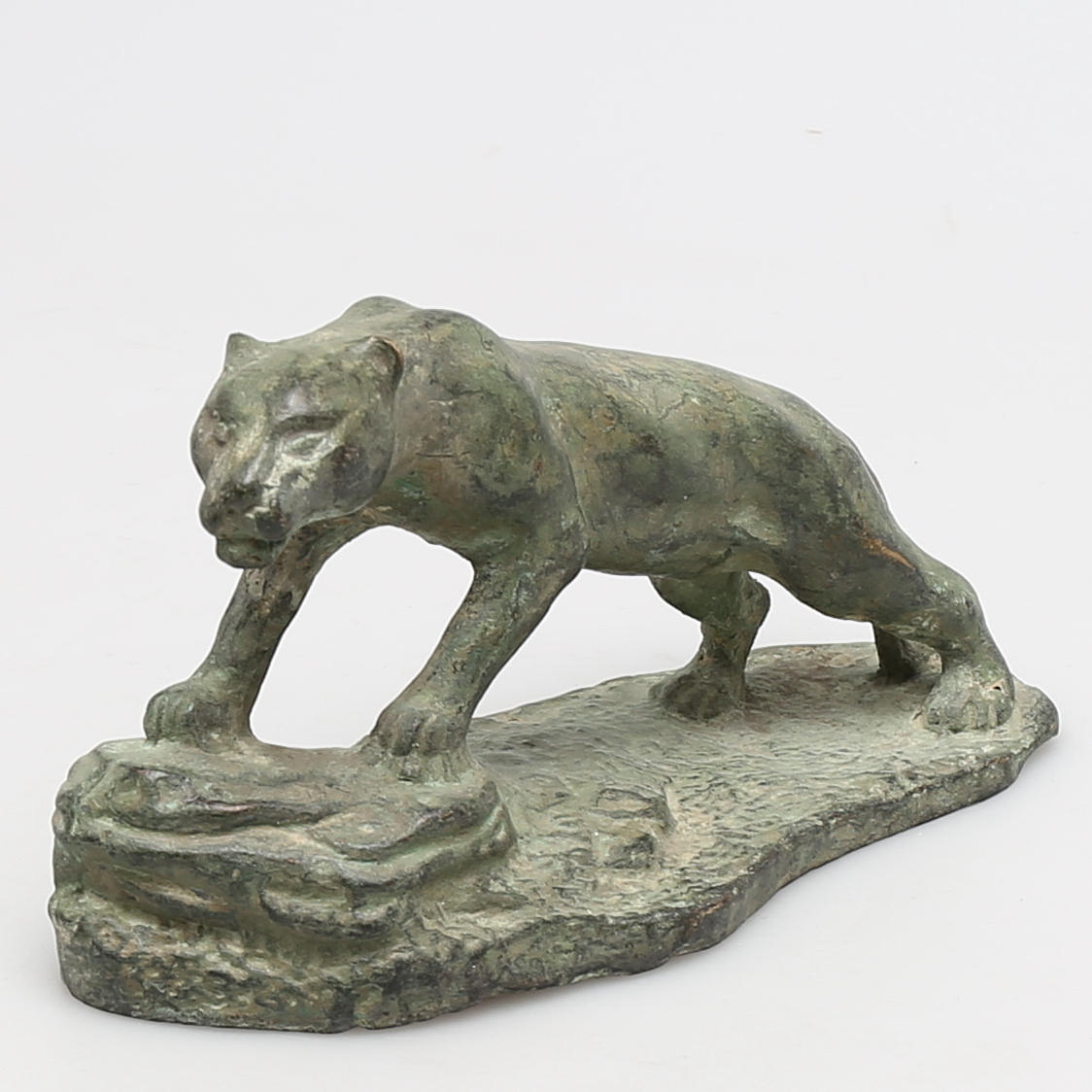 OKÄND KONSTNÄR. Lejonhona i grönpatinerad brons. Osignerad.