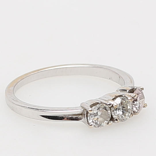 RING i 12K vitt guld med 3 diamanter, 0,72 ct, wesselton.