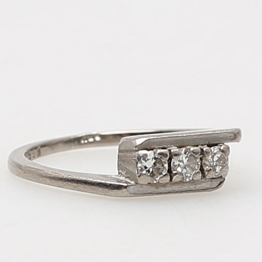 RING i 14K vitguld med 3 diamanter om totalt ca 0,25 carat.