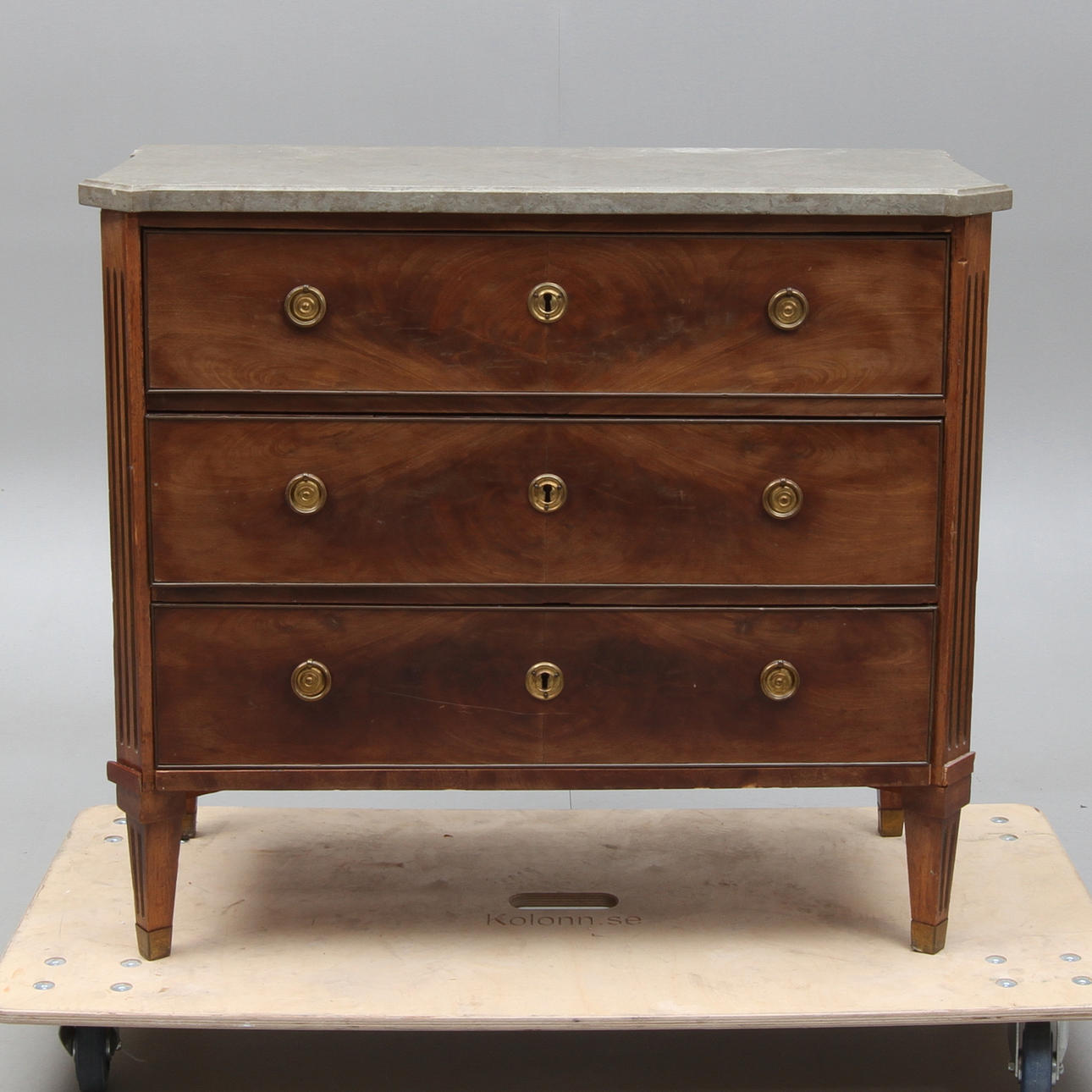 BYRÅ med stenskiva, gustaviansk, 1700/1800-tal.