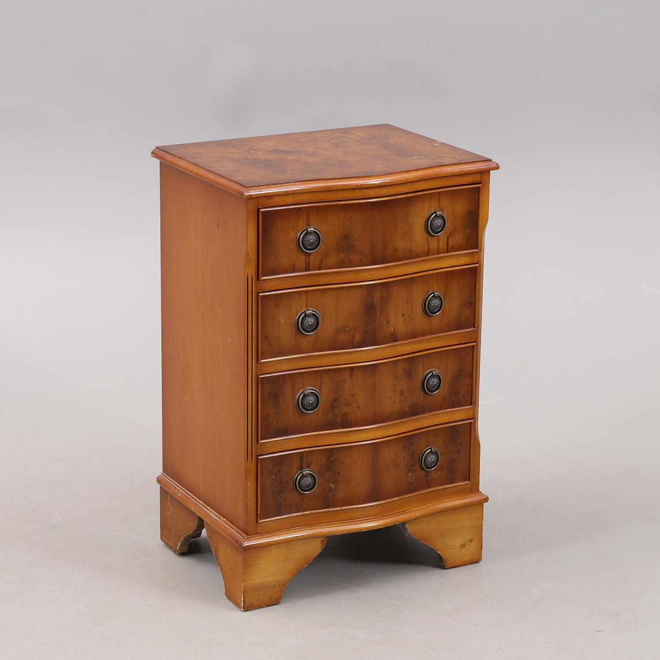 BYRÅ, idegran, engelsk stil, 1900-tal.