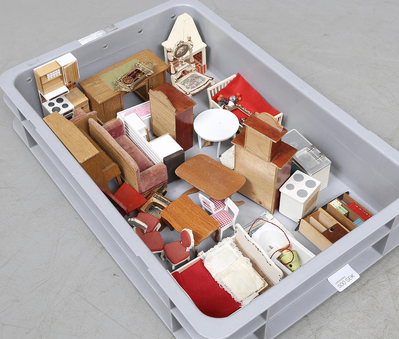 DOCKHUSMÖBLER, bl.a. Lerro, 1900-tal.