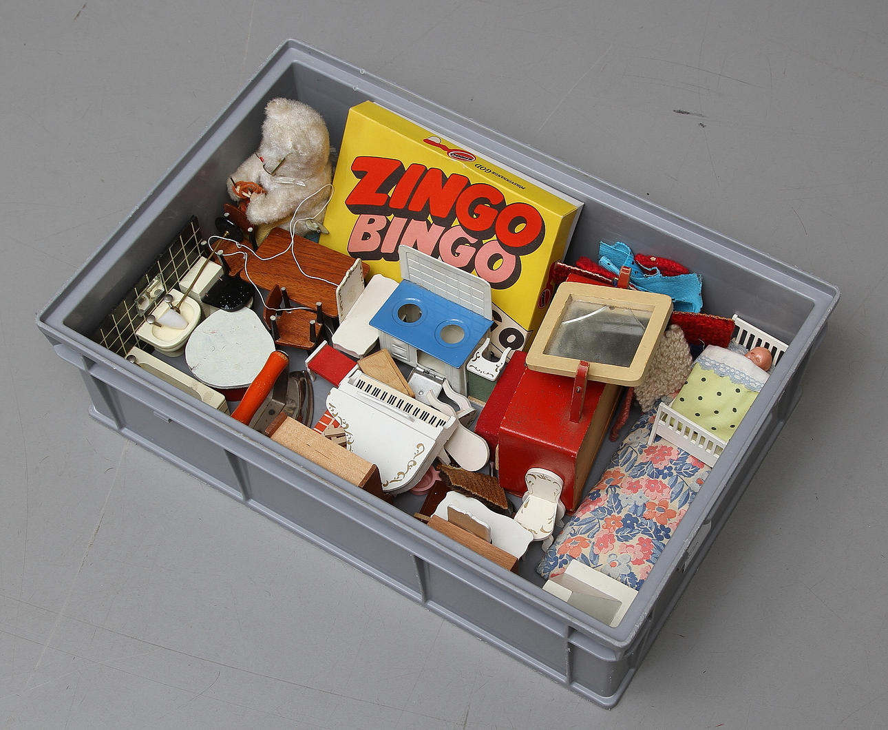 DOCKSKÅPSMÖBLER, ZINGO BINGO samt LEKSAK, 1900-tal.