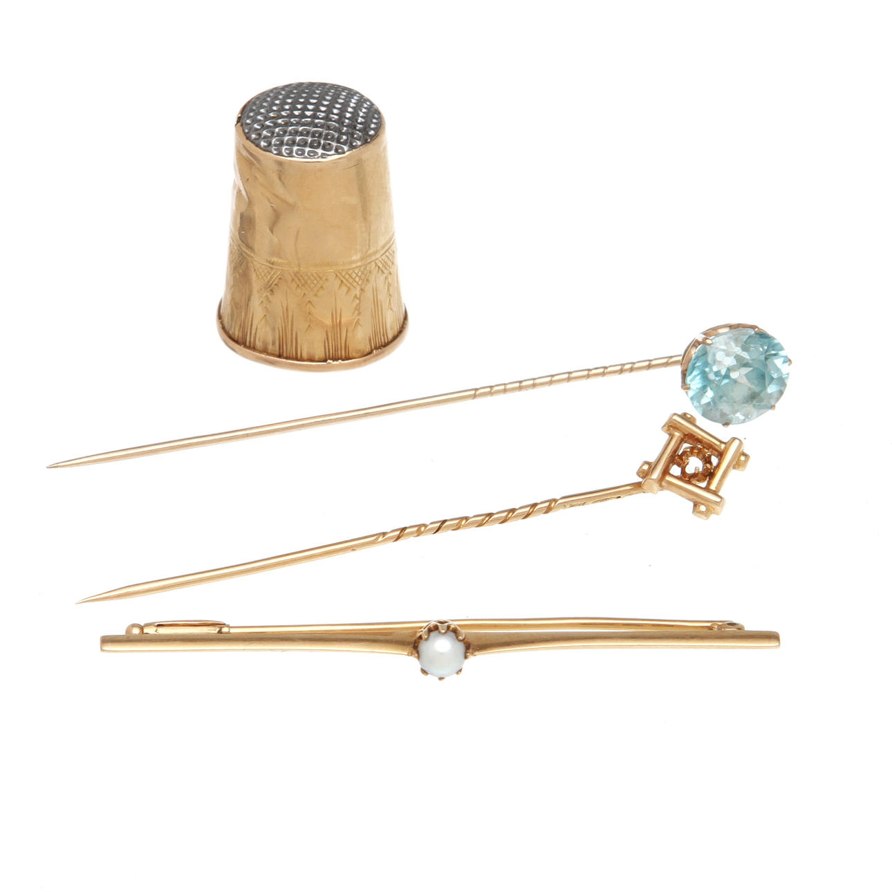 KRAVATTNÅLAR, FINGERBORG, samt BROSCH, 14 och 18 k, totalvikt 9,7 gram.