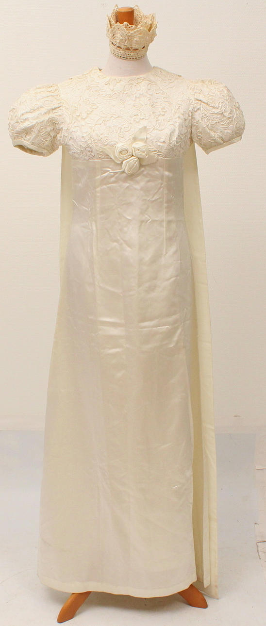 BRUDKLÄNNING, med släp och 2 st virkade brudkronor.