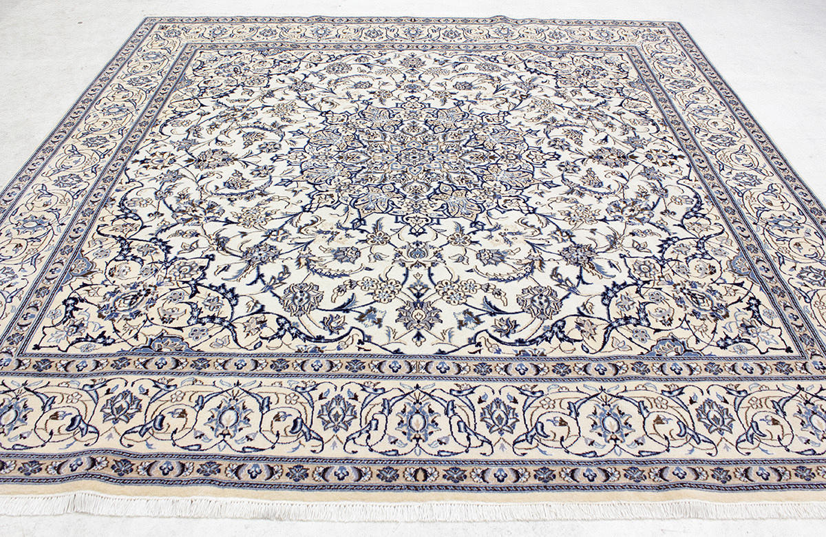 MATTA, Orientalisk, Nain med silkesinslag, 285 x 290 cm.