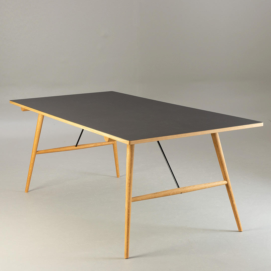 HENRIK PEDERSEN. HOUE. 'HEKLA' spisebord.