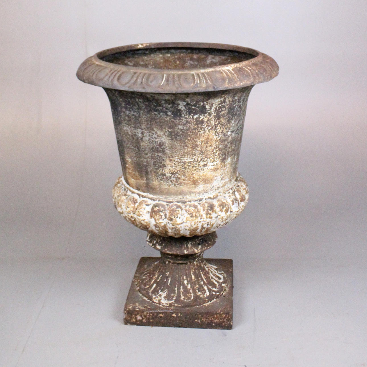 URNA, cast iron.