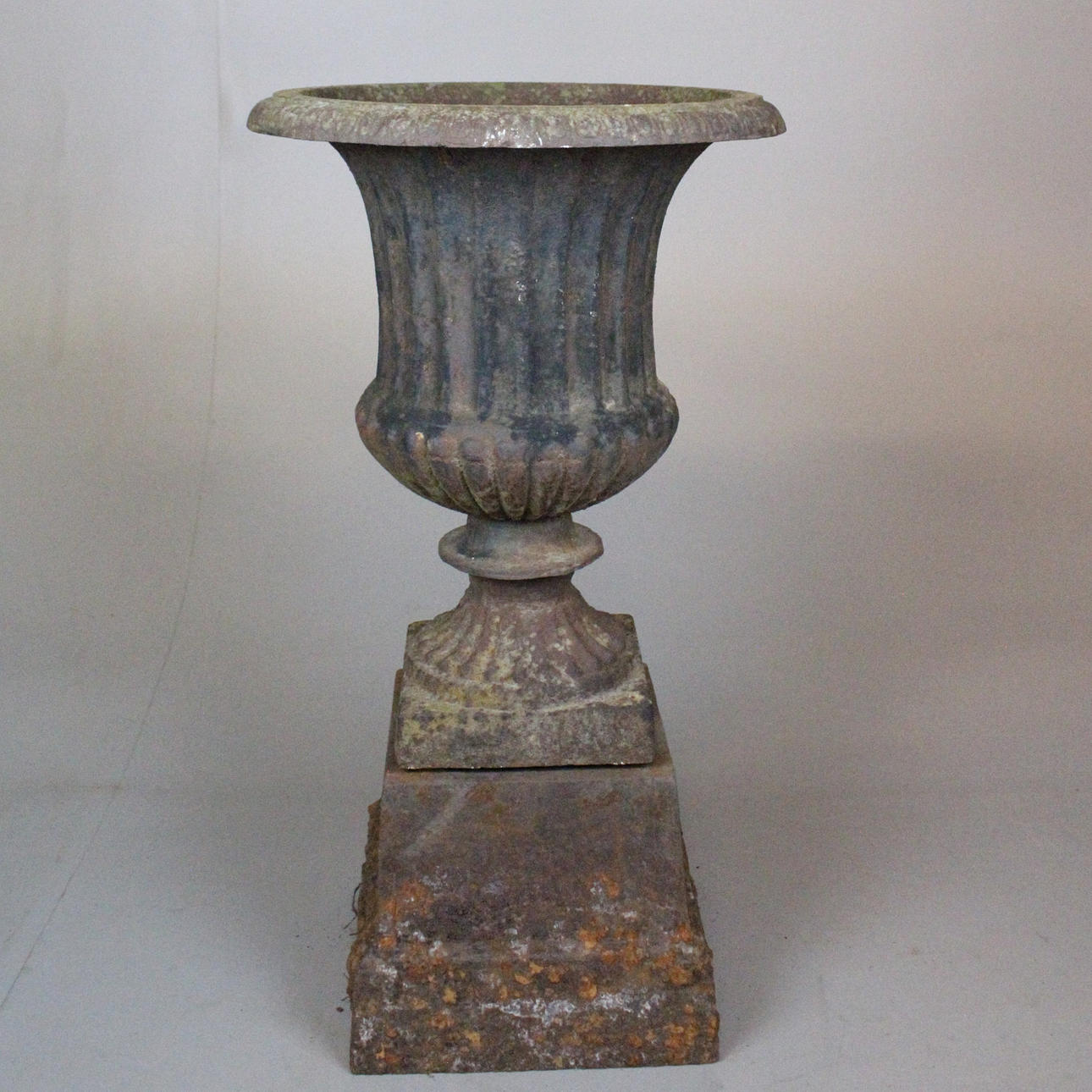 URNA på sockel, gjutjärn.