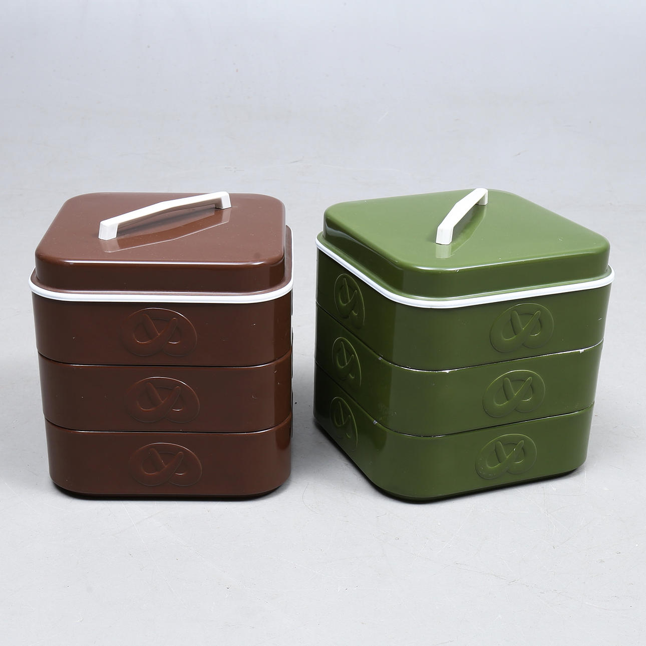 KEKSGLÄSER, 2 Stück, lackiertes Metall, Dekoration von Brezeln, Nilsjohan.