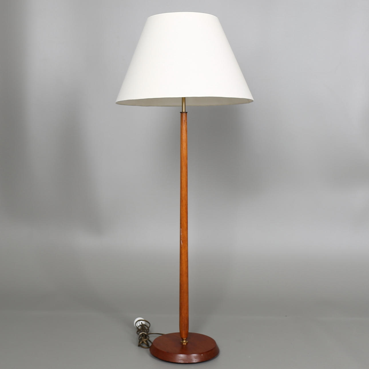 GOLVLAMPA i teak, 1960-tal.