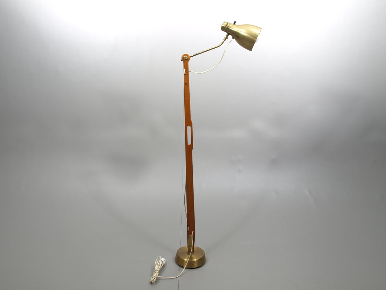 GOLVLAMPA, teak och mässing, 1940-50 tal.