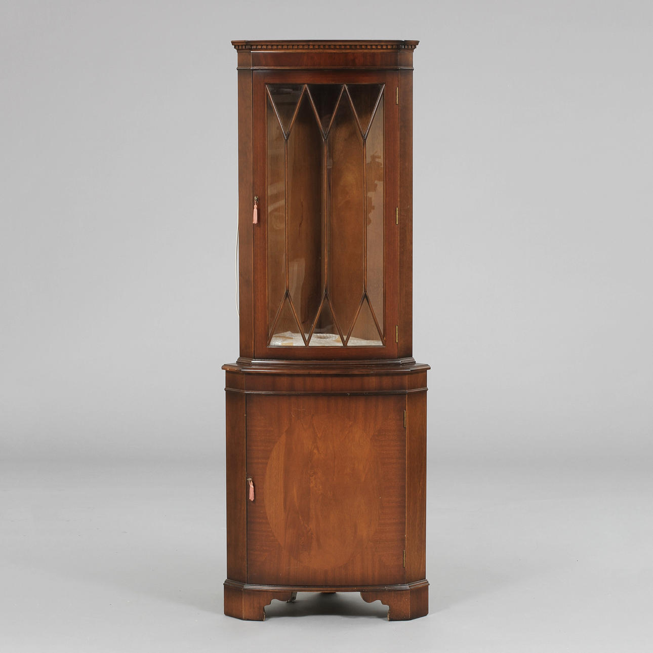 VITRINSKÅP, 1900-tal.