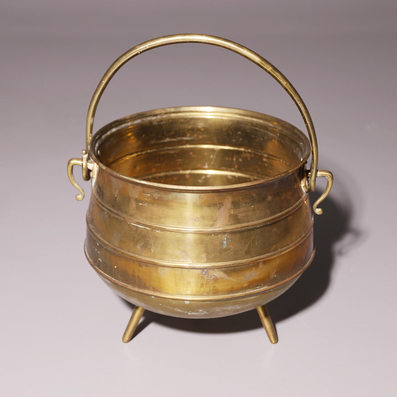 CALDERO DE LATÖN DORADO.