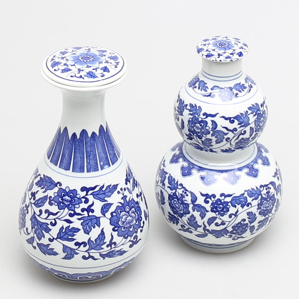 VAS med lock i porslin, 2 st, blåvit, 1900-tal, Kina.