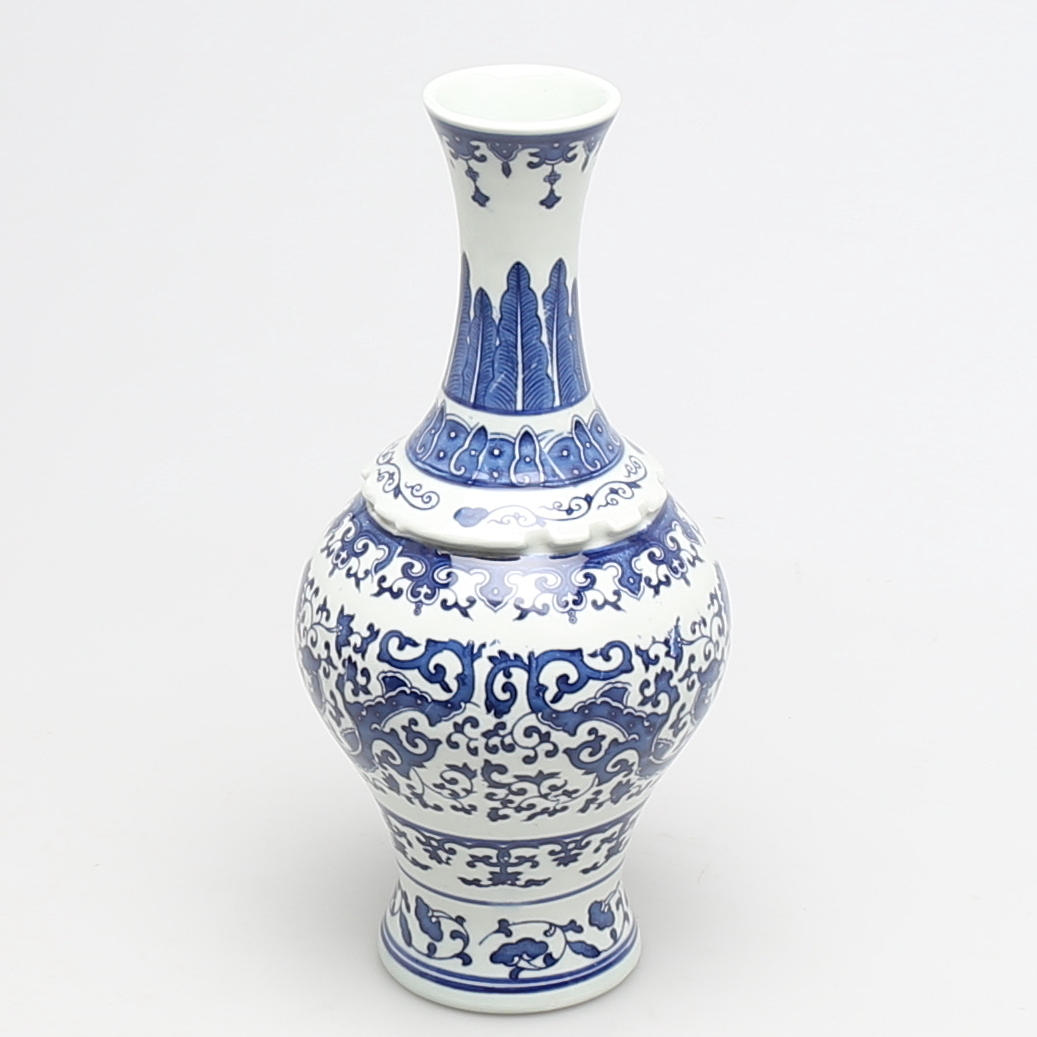 VAS i porslin, blå-vitt, Kina, 1900-tal.