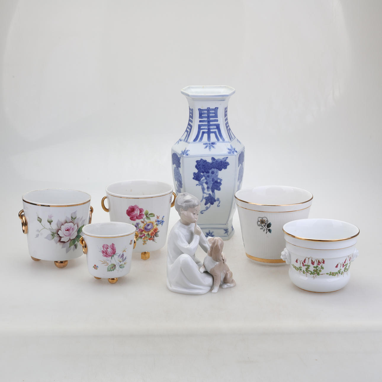 PORCELANA, 7 partes, Florero y forro etc.