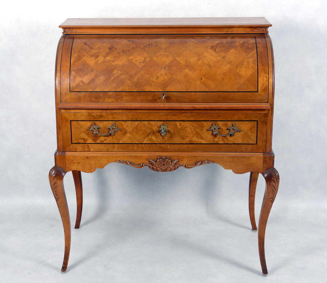 RULLKLAFFSSEKRETÄR, mahogny med intarsia, rokokostil.