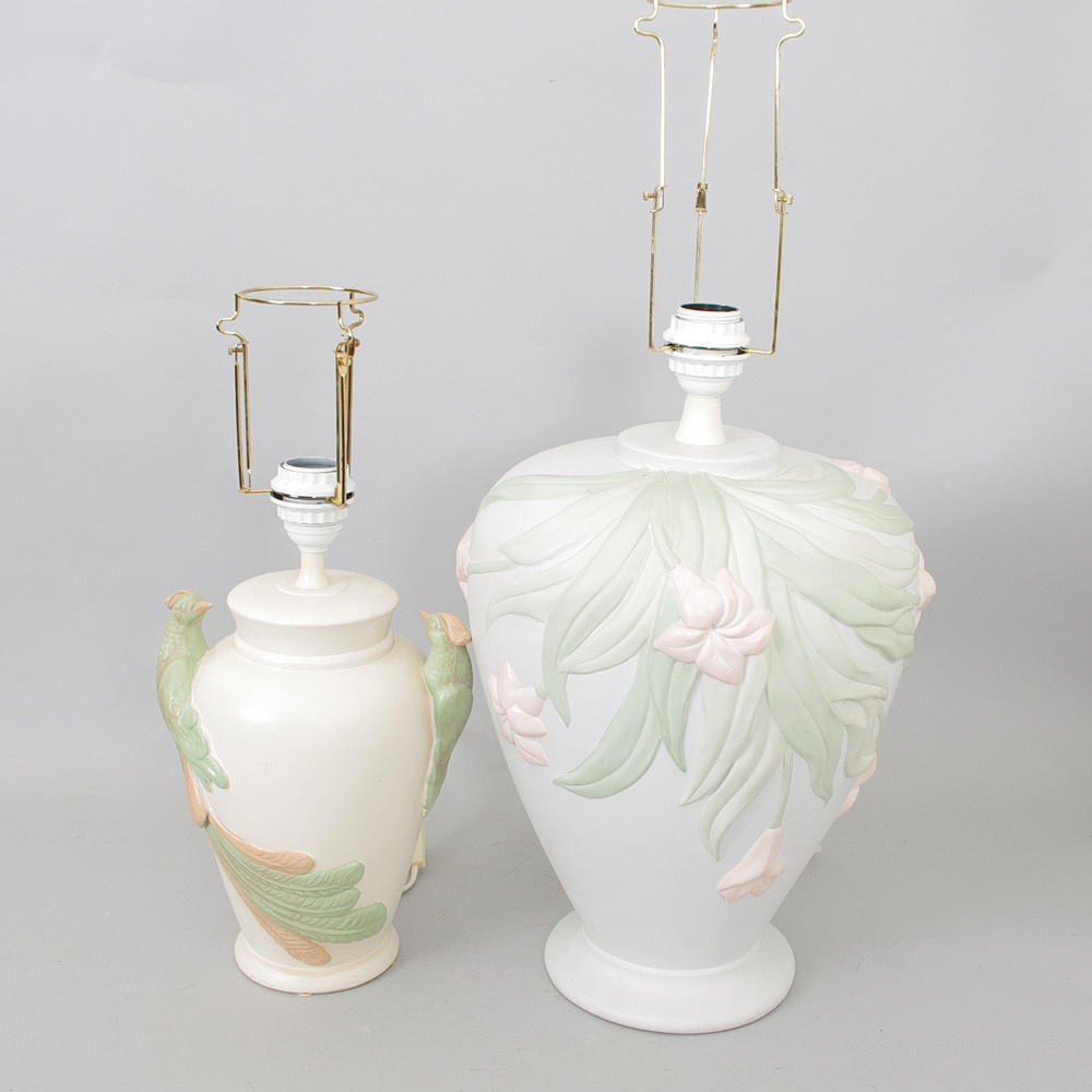 BORDSLAMPOR, 1 par, porslin med målad dekor.