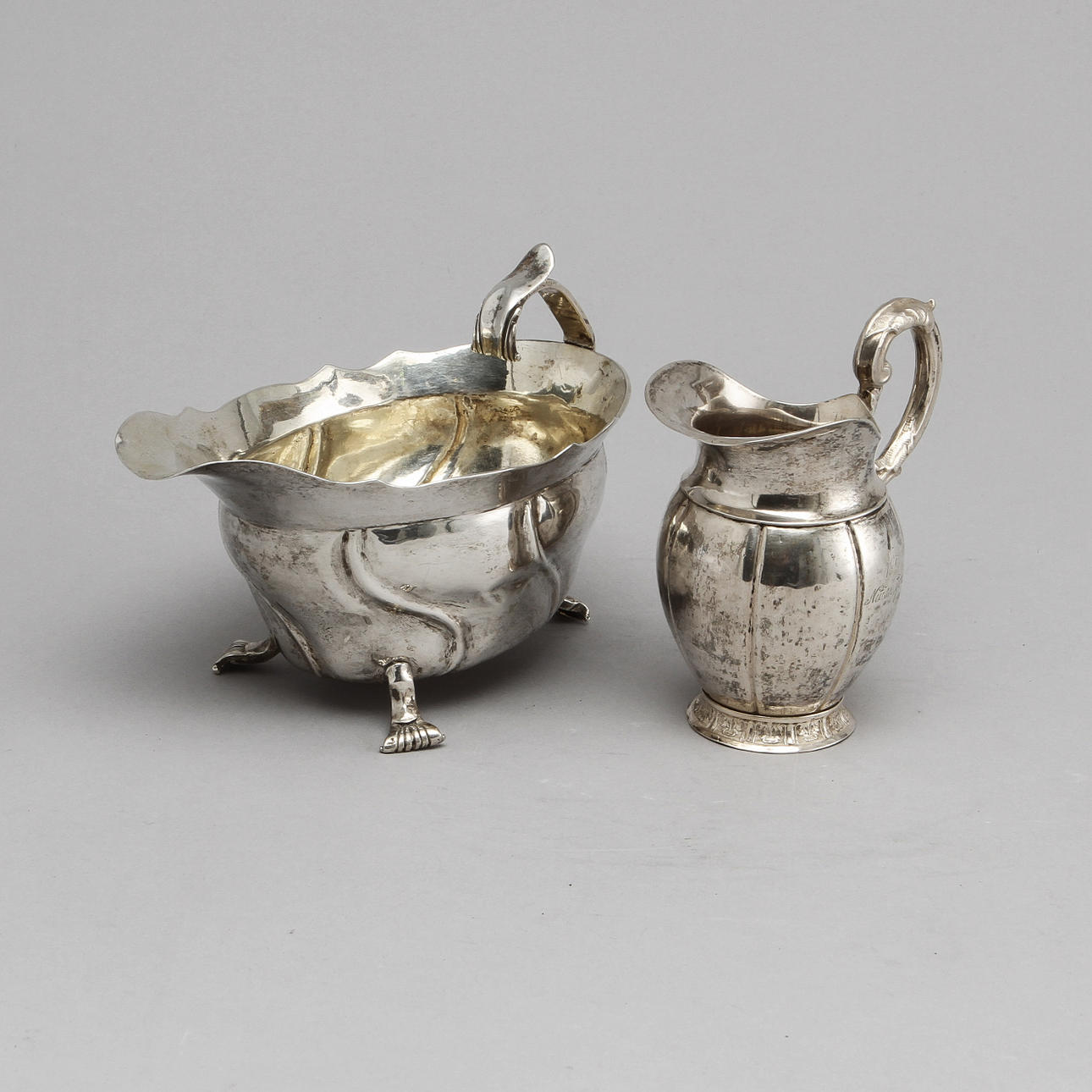 KANNOR, silver, 2 st, oidentifierade mästare, stämplade 1825 samt 1855, totalvikt 280 gram.