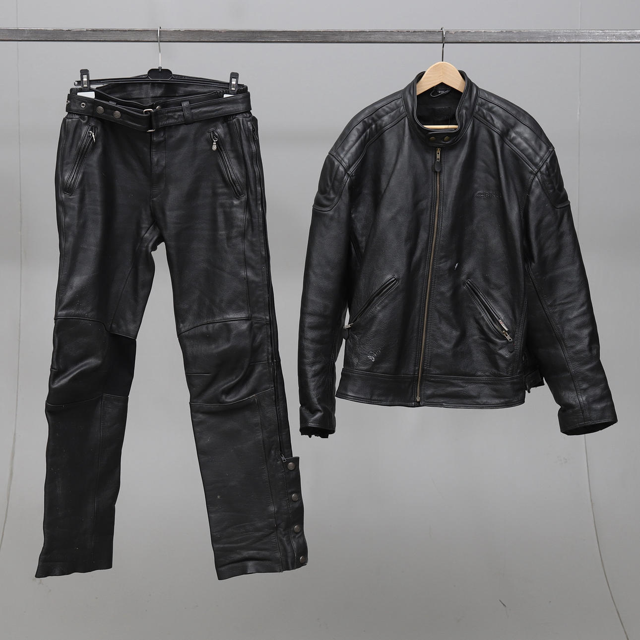 MC-KLÄDER, 2 delar, skinn, bla Harley Davidson.