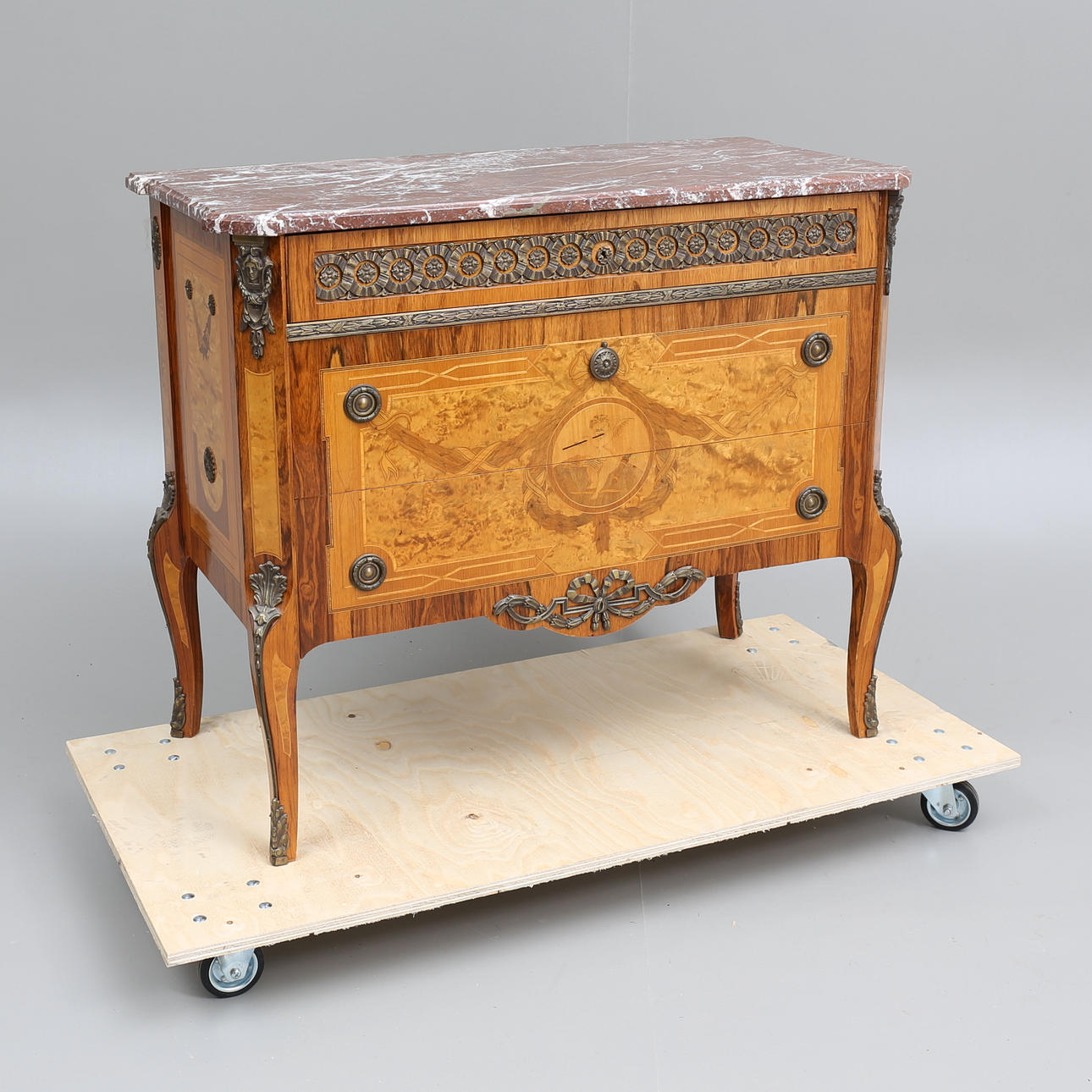 BYRÅ, med stenskiva, sk. "Hauptkopia", omkring 1900-talets mitt.