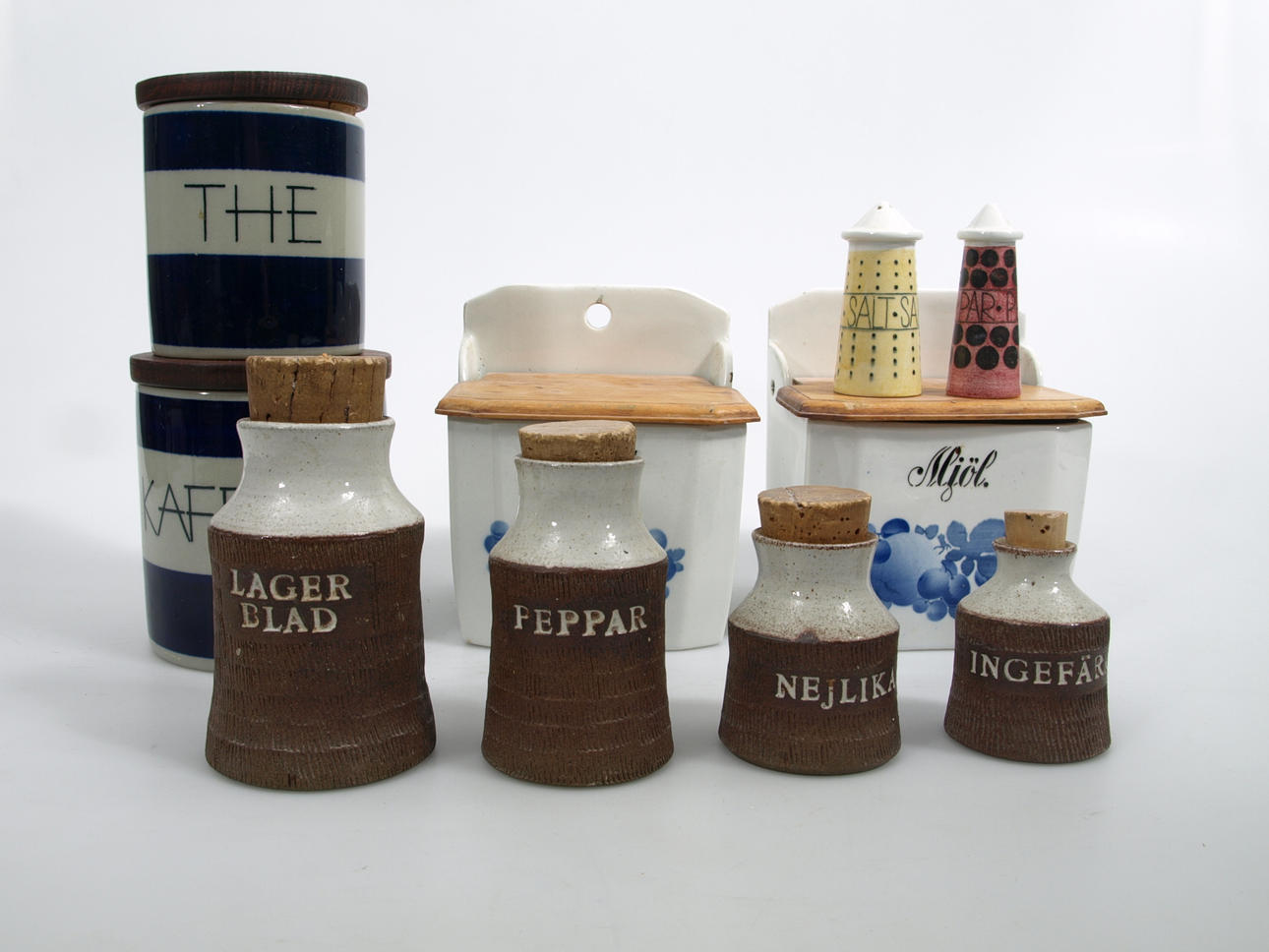 PARTI KRYDDBURKAR, stengods och porslin, 10 stycken,bland annat Rörstrand.