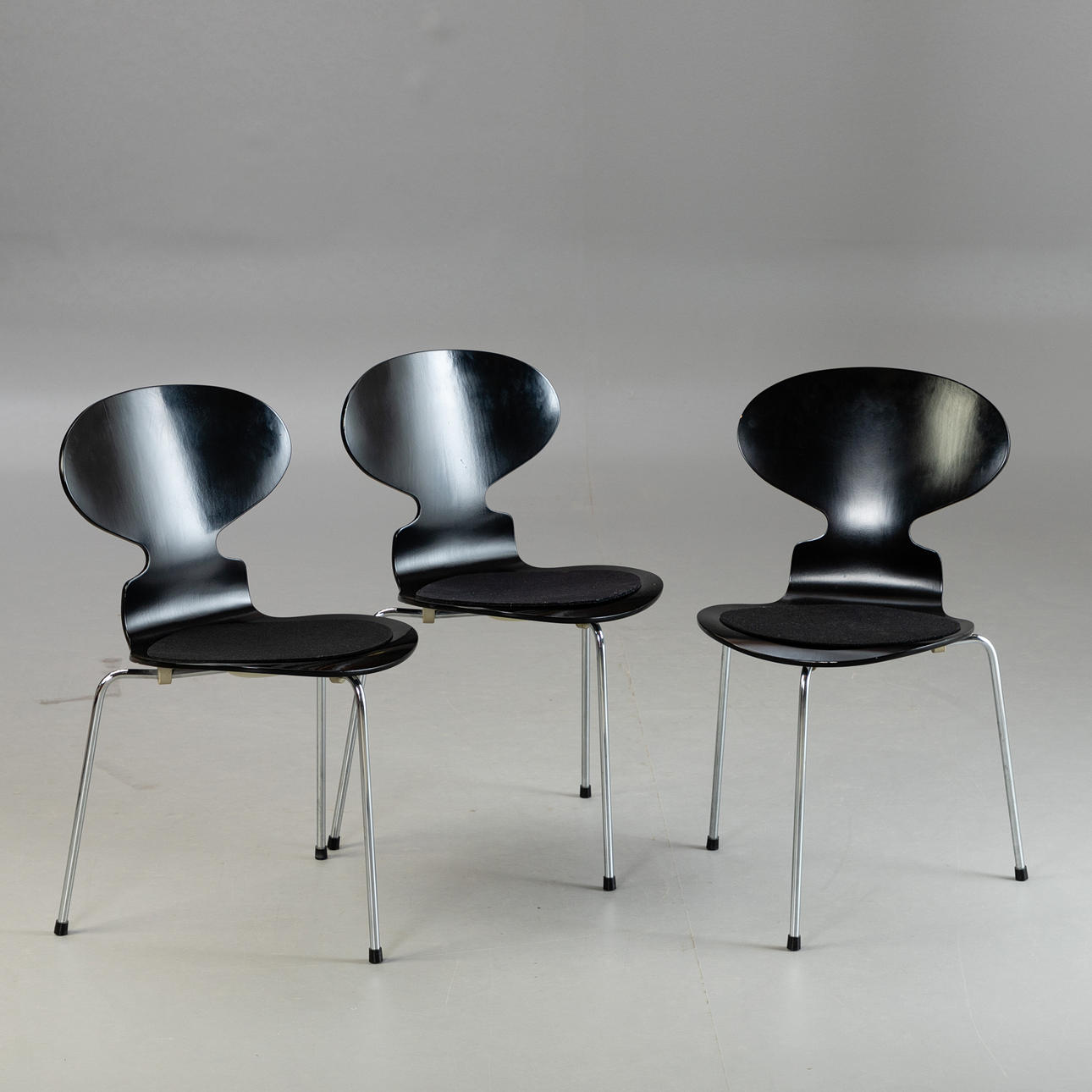 ARNE JACOBSEN. 3 sillas 'Hormiga' (3).