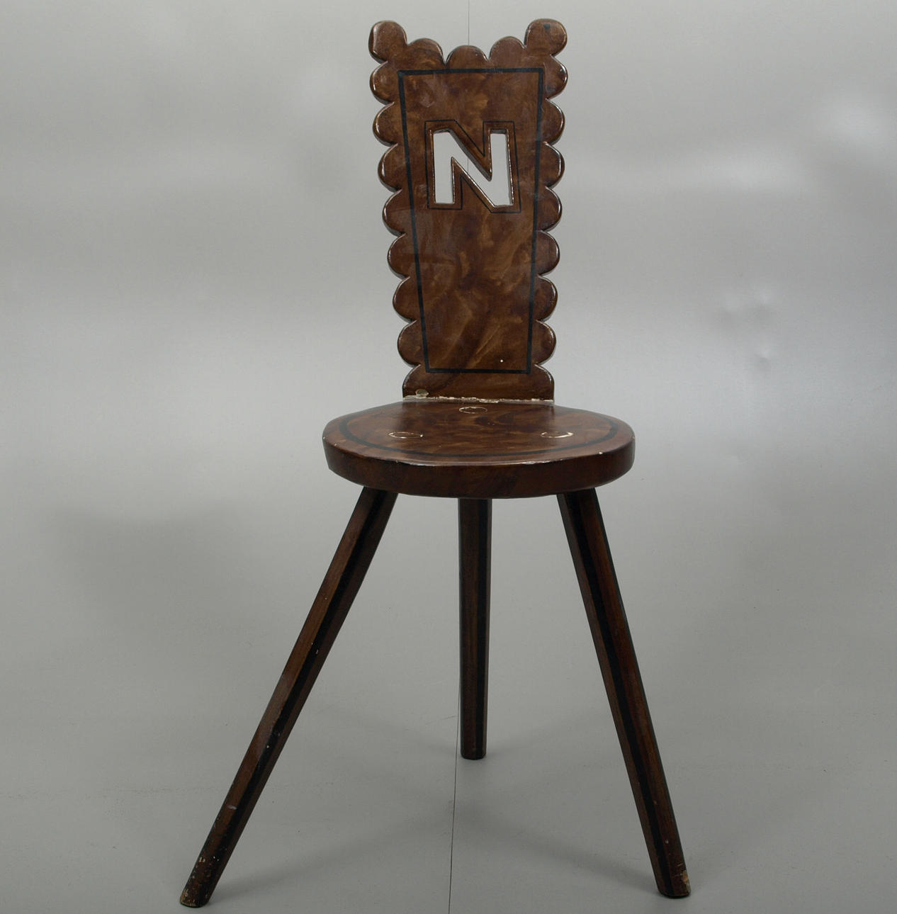 STOL, trä, allmogemålad, 3 ben, daterad 1777.