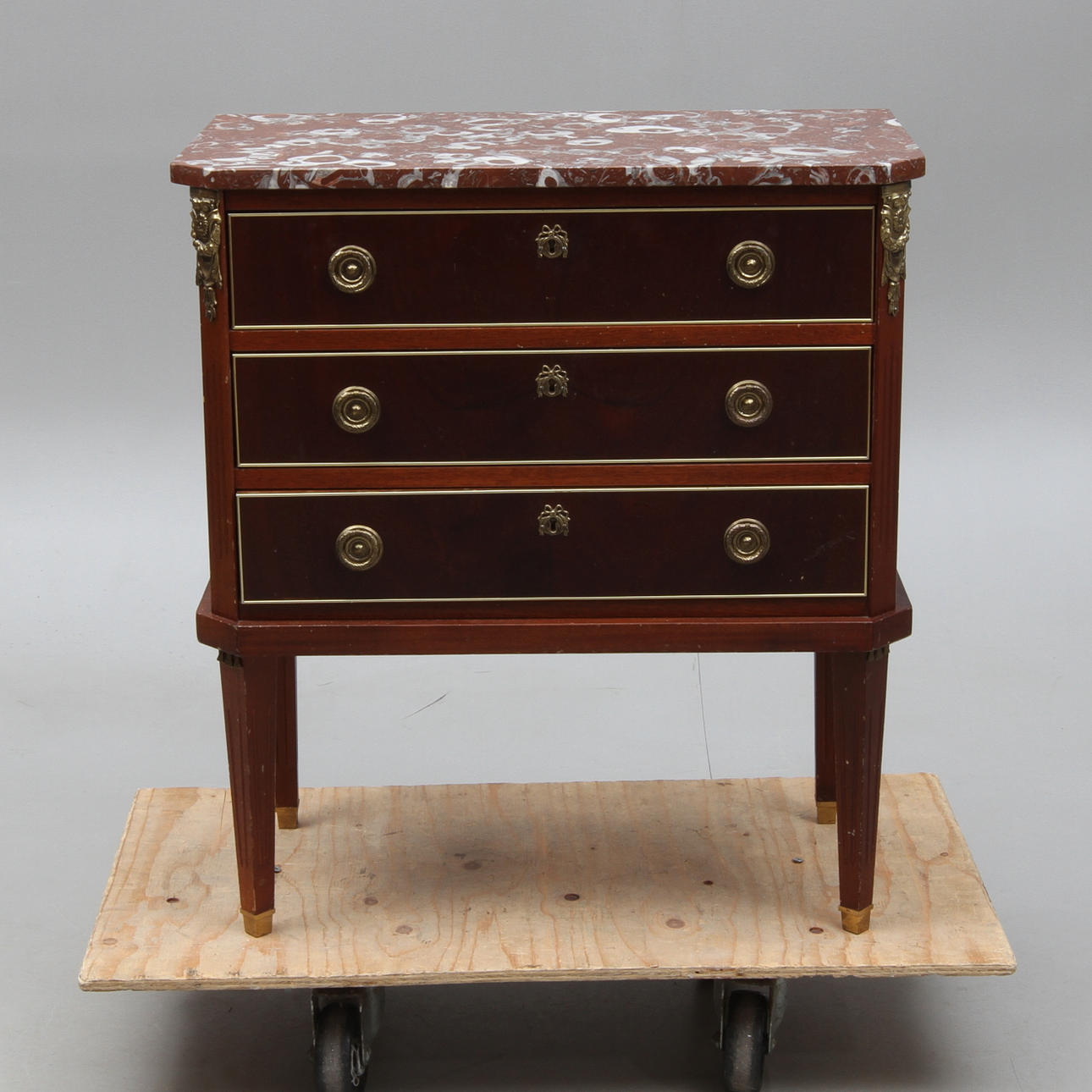 BYRÅ med stenskiva, gustaviansk stil, 1900-tal.