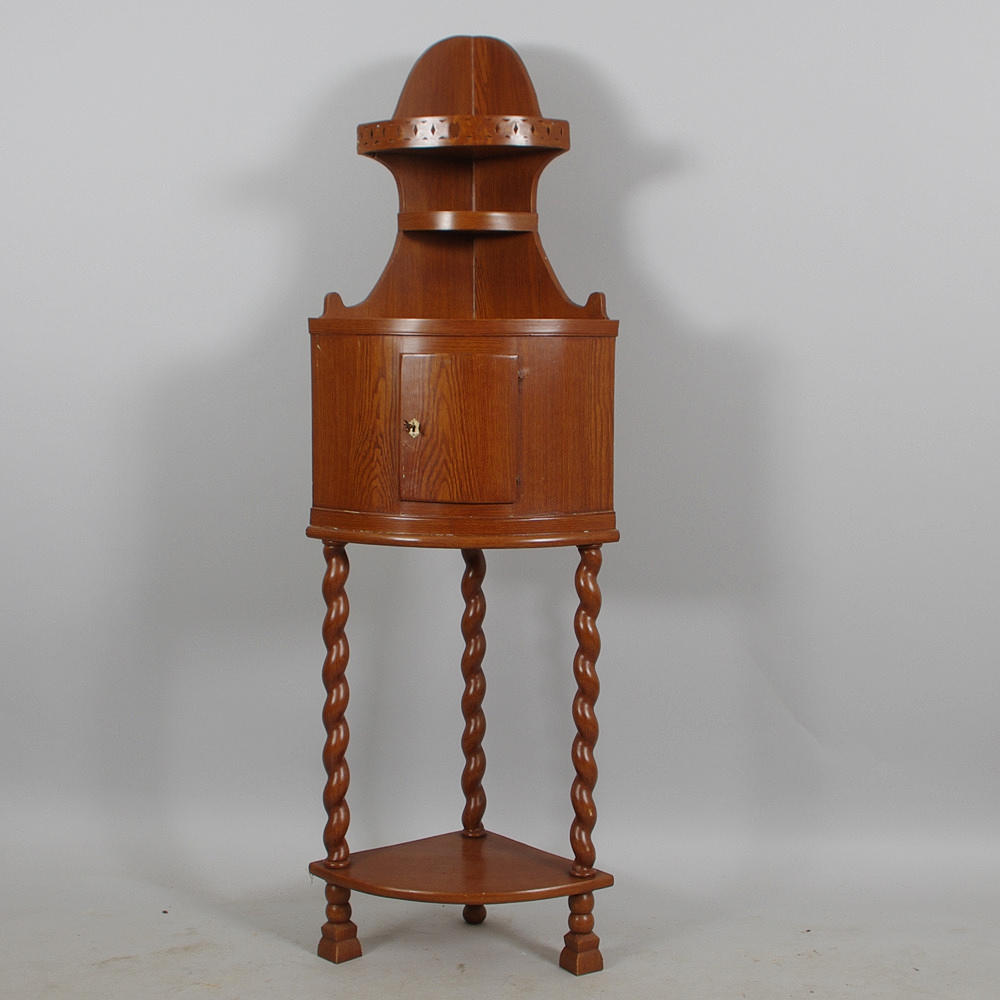 HÖRNSKÅP, laserad fur, barockstil, sekelskiftet 1800/1900.