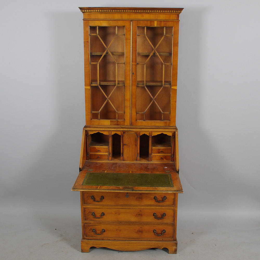 SNEDKLAFFSEKRETÄR MED VITRINÖVERDEL, idegran, engelsk stil.