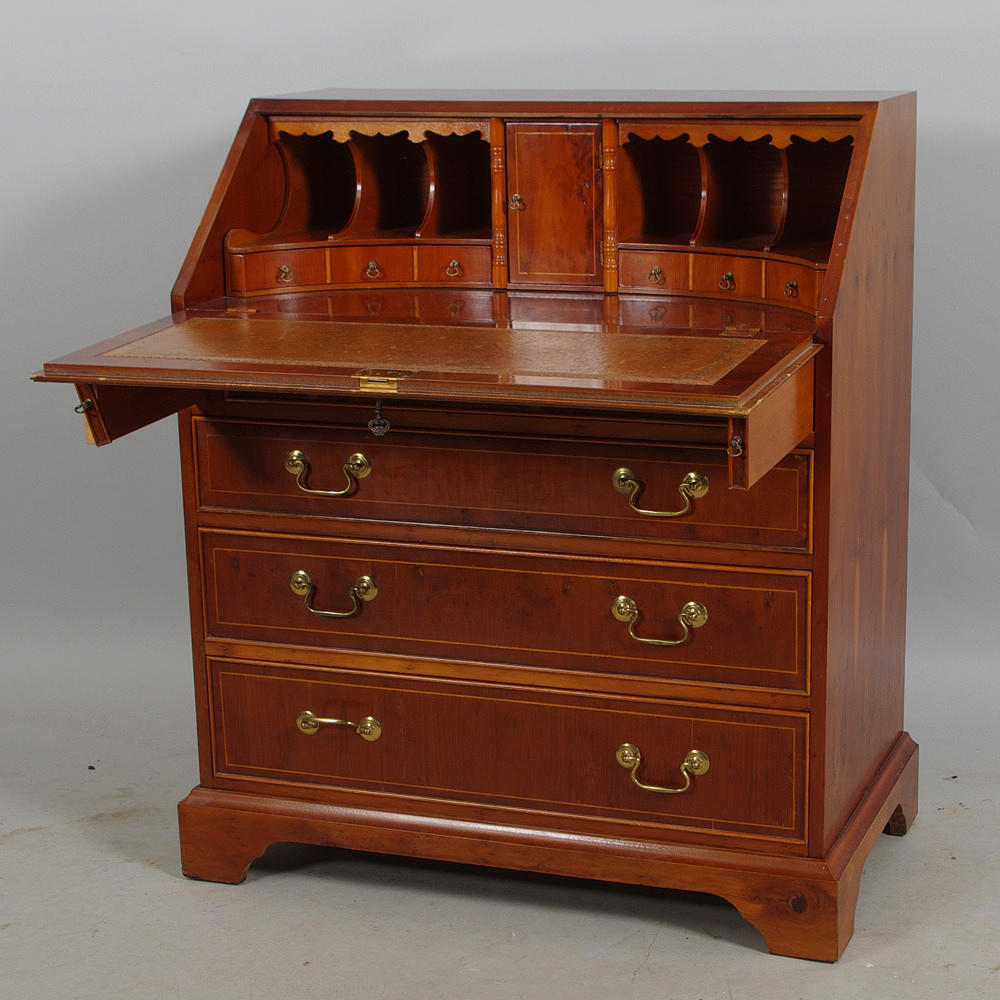 SNEDKLAFFSEKRETÄR, mahogny med intarsia och skinnskiva, engelsk stil.