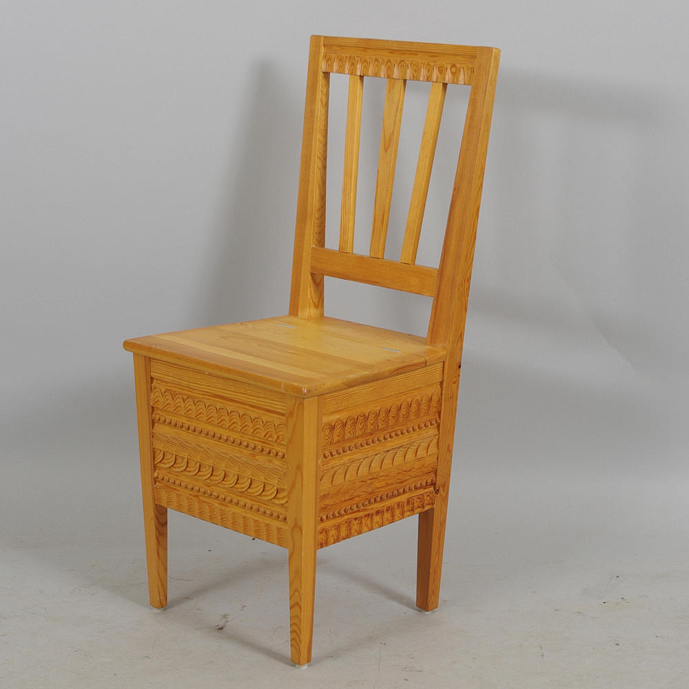 STOL MED FÖRVARINGSLÅDA, rikligt snidad fur.